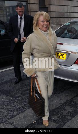 Die Sängerin und Radiomoderatorin Elaine Paige trifft auf der BBC Radio 2 ein, um ihre Sonntagsshow aufzunehmen. London, Großbritannien. 11/19/10. Stockfoto