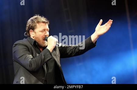 Guy Garvey von Elbow tritt live auf der Hauptbühne während des 3. Tages des Reading Festivals 2011 in Reading, England auf. 28. August 2011. Stockfoto