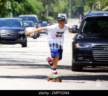 EXKLUSIV!! Elias Becker, Sohn der Tennislegende Boris Becker, zeigt seine Skateboard-Fähigkeiten in den Straßen von South Beach vor seinem Geburtstag in vier Tagen, wenn er 14 Jahre alt wird. Sein älterer Bruder Noah ist aus Europa zurückgeflogen, um Zeit mit Elias während des Labour Day Wochenendes zu verbringen. Miami Beach, Florida 31. August 2013. Stockfoto