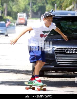 EXKLUSIV!! Elias Becker, Sohn der Tennislegende Boris Becker, zeigt seine Skateboard-Fähigkeiten in den Straßen von South Beach vor seinem Geburtstag in vier Tagen, wenn er 14 Jahre alt wird. Sein älterer Bruder Noah ist aus Europa zurückgeflogen, um Zeit mit Elias während des Labour Day Wochenendes zu verbringen. Miami Beach, Florida 31. August 2013. Stockfoto