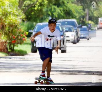 EXKLUSIV!! Elias Becker, Sohn der Tennislegende Boris Becker, zeigt seine Skateboard-Fähigkeiten in den Straßen von South Beach vor seinem Geburtstag in vier Tagen, wenn er 14 Jahre alt wird. Sein älterer Bruder Noah ist aus Europa zurückgeflogen, um Zeit mit Elias während des Labour Day Wochenendes zu verbringen. Miami Beach, Florida 31. August 2013. Stockfoto