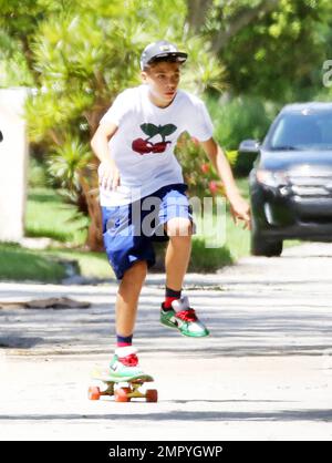 EXKLUSIV!! Elias Becker, Sohn der Tennislegende Boris Becker, zeigt seine Skateboard-Fähigkeiten in den Straßen von South Beach vor seinem Geburtstag in vier Tagen, wenn er 14 Jahre alt wird. Sein älterer Bruder Noah ist aus Europa zurückgeflogen, um Zeit mit Elias während des Labour Day Wochenendes zu verbringen. Miami Beach, Florida 31. August 2013. Stockfoto