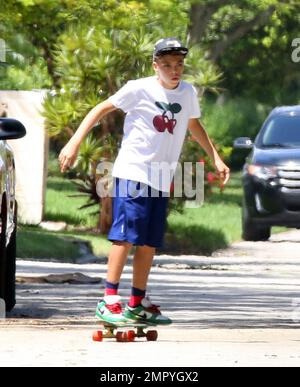 EXKLUSIV!! Elias Becker, Sohn der Tennislegende Boris Becker, zeigt seine Skateboard-Fähigkeiten in den Straßen von South Beach vor seinem Geburtstag in vier Tagen, wenn er 14 Jahre alt wird. Sein älterer Bruder Noah ist aus Europa zurückgeflogen, um Zeit mit Elias während des Labour Day Wochenendes zu verbringen. Miami Beach, Florida 31. August 2013. Stockfoto