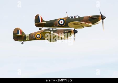 Supermarine Spitfire MkI P9374. Spitfire-Kampfflugzeug aus der britischen Schlacht im frühen Zweiten Weltkrieg mit dem Hawker Hurrikan Mk.XII Z5140 G-HURI von HAC Stockfoto