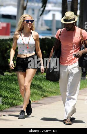 Nach der Aufführung auf dem Sunfest in West Palm Beach gestern genießt Ellie Goulding eine Auszeit mit Freunden. Ellie trug ein Tanktop mit Palmen und kurzen schwarzen Jeansshorts, als sie und ihre Freunde zu einer gemieteten Yacht fuhren. Sobald sie an Bord war, wechselte sie zu einem schwarzen, bedruckten einteiligen Badeanzug. Die Gruppe wollte eine tolle Zeit auf der Luxusyacht haben und Ellie konnte dabei gesehen werden, wie sie eine Flasche Champagner von einem Crewmitglied ausprobierte. Miami Beach, Florida 5. Mai 2014 Stockfoto