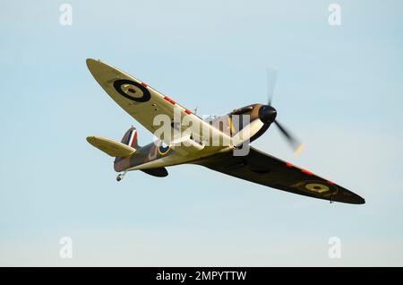 Supermarine Spitfire MkI P9374. Im Zweiten Weltkrieg wurde ein Kampfflugzeug aus der britischen Battle-of-Britain-Ära mit schwarz-weißen Erkennungsmarkierungen an der Unterseite zur Identifikation eingesetzt Stockfoto