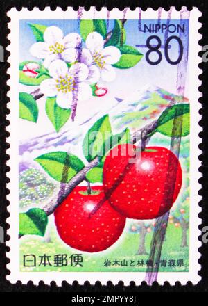 MOSKAU, RUSSLAND - 25. DEZEMBER 2022: In Japan gedruckte Briefmarken zeigen Berg Iwaki und Äpfel, Präfekturmarken - Aomori-Serie, ca. 2002 Stockfoto