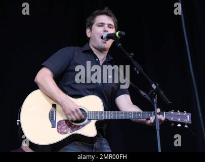 Roy Stride von Scouting for Girls tritt live auf dem Elvis Forever Konzert auf, das von BBC Radio 2 im Hyde Park veranstaltet wird und das legendäre Rocksymbol Elvis Presley in dem Jahr feiert, in dem er 75 geworden wäre. Musiker auf dem Konzert spielten einige der beliebtesten Melodien von Elvis. London, Großbritannien. 09/12/10. Stockfoto