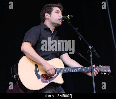 Roy Stride von Scouting for Girls tritt live auf dem Elvis Forever Konzert auf, das von BBC Radio 2 im Hyde Park veranstaltet wird und das legendäre Rocksymbol Elvis Presley in dem Jahr feiert, in dem er 75 geworden wäre. Musiker auf dem Konzert spielten einige der beliebtesten Melodien von Elvis. London, Großbritannien. 09/12/10. Stockfoto