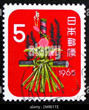 MOSKAU, RUSSLAND - 25. DEZEMBER 2022: In Japan gedruckte Briefmarken zeigen Straw Snake, Neujahrsgrüße, ca. 1964 Stockfoto