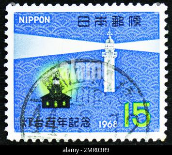 MOSKAU, RUSSLAND - 25. DEZEMBER 2022: In Japan gedruckte Briefmarken zeigen den Strafzettel des ersten Leuchtturms im westlichen Stil in Japan, ca. 1968 Stockfoto