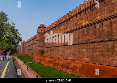 Blick auf die Außenwände des Red Fort in Delhi, Indien Stockfoto
