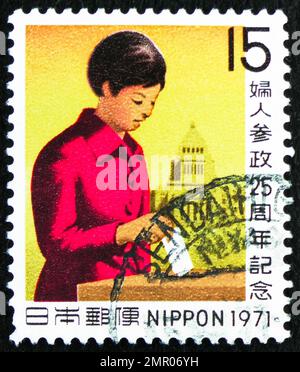 MOSKAU, RUSSLAND - 25. DEZEMBER 2022: In Japan gedruckte Briefmarken zeigen den 25. Jahrestag des Frauenwahlrechts, ca. 1971 Stockfoto