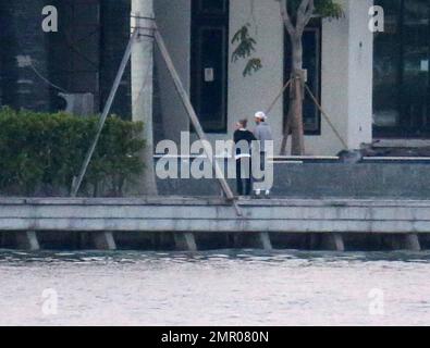 EXKLUSIV!! Lateinische Sensation Enrique Iglesias und ihre langjährige Freundin Anna Kournikova wurden bei einer Bootsfahrt in der Bucht gesehen, während die Sonne unterging. Die abendliche Kälte muss sich in ihnen eingeschlichen haben, da man sah, wie das reizende Paar gleichzeitig Kapuzenpullover anlegte. Als neue Gerüchte über eine geheime Hochzeit auftauchten, die angeblich am vergangenen Wochenende stattfand, sowie ein weiteres Gerücht, dass Anna mit einem Kind zusammen war, wurden die beiden dabei gesehen, Händchen zu halten, während sie die neue, recht große Villa am Wasser bewunderten, die derzeit gebaut wird. Die Residenz, die natürlich eine Anlegestelle für ihre Boa hat Stockfoto