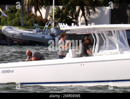 EXKLUSIV!! Popmusik-Superstar Enrique Iglesias geht mit einem Videoteam in die Wellen und in den Himmel, um seinen actiongeladenen Lebensstil in Miami zu Filmen. Iglesias ging mit seinem Boot ans Meer und stieg in ein paar Jetski-Touren, zog sein Hemd aus, um seine kräftige Figur zu zeigen. Enrique fuhr auch mit seinem deutschen Schäferhund Lucas auf dem Wassermotorrad. Zuvor stieg er in einem kleinen Wasserflugzeug in die Luft und flog über die Biscayne Bay mit einem Videofilmer, der vom Heck des Flugzeugs aus filmte. Iglesias schien sehr sicher zu sein, trug aber weder eine Schwimmweste noch seinen Hund. Miami Beach, Florida 6. September 2011 Stockfoto