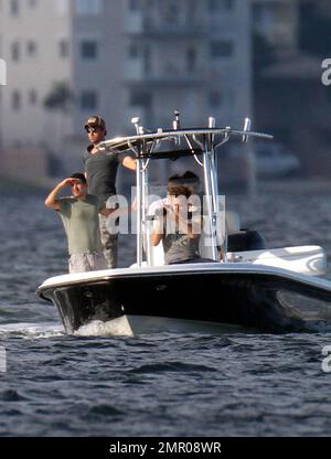 EXKLUSIV!! Popmusik-Superstar Enrique Iglesias geht mit einem Videoteam in die Wellen und in den Himmel, um seinen actiongeladenen Lebensstil in Miami zu Filmen. Iglesias ging mit seinem Boot ans Meer und stieg in ein paar Jetski-Touren, zog sein Hemd aus, um seine kräftige Figur zu zeigen. Enrique fuhr auch mit seinem deutschen Schäferhund Lucas auf dem Wassermotorrad. Zuvor stieg er in einem kleinen Wasserflugzeug in die Luft und flog über die Biscayne Bay mit einem Videofilmer, der vom Heck des Flugzeugs aus filmte. Iglesias schien sehr sicher zu sein, trug aber weder eine Schwimmweste noch seinen Hund. Miami Beach, Florida 6. September 2011 Stockfoto