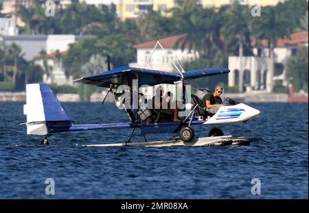 EXKLUSIV!! Popmusik-Superstar Enrique Iglesias geht mit einem Videoteam in die Wellen und in den Himmel, um seinen actiongeladenen Lebensstil in Miami zu Filmen. Iglesias ging mit seinem Boot ans Meer und stieg in ein paar Jetski-Touren, zog sein Hemd aus, um seine kräftige Figur zu zeigen. Enrique fuhr auch mit seinem deutschen Schäferhund Lucas auf dem Wassermotorrad. Zuvor stieg er in einem kleinen Wasserflugzeug in die Luft und flog über die Biscayne Bay mit einem Videofilmer, der vom Heck des Flugzeugs aus filmte. Iglesias schien sehr sicher zu sein, trug aber weder eine Schwimmweste noch seinen Hund. Miami Beach, Florida 6. September 2011 Stockfoto