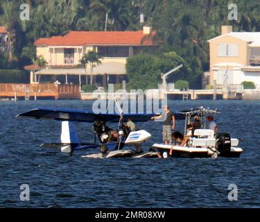 EXKLUSIV!! Popmusik-Superstar Enrique Iglesias geht mit einem Videoteam in die Wellen und in den Himmel, um seinen actiongeladenen Lebensstil in Miami zu Filmen. Iglesias ging mit seinem Boot ans Meer und stieg in ein paar Jetski-Touren, zog sein Hemd aus, um seine kräftige Figur zu zeigen. Enrique fuhr auch mit seinem deutschen Schäferhund Lucas auf dem Wassermotorrad. Zuvor stieg er in einem kleinen Wasserflugzeug in die Luft und flog über die Biscayne Bay mit einem Videofilmer, der vom Heck des Flugzeugs aus filmte. Iglesias schien sehr sicher zu sein, trug aber weder eine Schwimmweste noch seinen Hund. Miami Beach, Florida 6. September 2011 Stockfoto