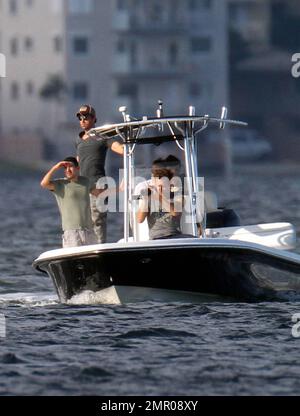 EXKLUSIV!! Popmusik-Superstar Enrique Iglesias geht mit einem Videoteam in die Wellen und in den Himmel, um seinen actiongeladenen Lebensstil in Miami zu Filmen. Iglesias ging mit seinem Boot ans Meer und stieg in ein paar Jetski-Touren, zog sein Hemd aus, um seine kräftige Figur zu zeigen. Enrique fuhr auch mit seinem deutschen Schäferhund Lucas auf dem Wassermotorrad. Zuvor stieg er in einem kleinen Wasserflugzeug in die Luft und flog über die Biscayne Bay mit einem Videofilmer, der vom Heck des Flugzeugs aus filmte. Iglesias schien sehr sicher zu sein, trug aber weder eine Schwimmweste noch seinen Hund. Miami Beach, Florida 6. September 2011 Stockfoto