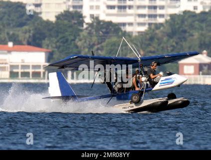 EXKLUSIV!! Popmusik-Superstar Enrique Iglesias geht mit einem Videoteam in die Wellen und in den Himmel, um seinen actiongeladenen Lebensstil in Miami zu Filmen. Iglesias ging mit seinem Boot ans Meer und stieg in ein paar Jetski-Touren, zog sein Hemd aus, um seine kräftige Figur zu zeigen. Enrique fuhr auch mit seinem deutschen Schäferhund Lucas auf dem Wassermotorrad. Zuvor stieg er in einem kleinen Wasserflugzeug in die Luft und flog über die Biscayne Bay mit einem Videofilmer, der vom Heck des Flugzeugs aus filmte. Iglesias schien sehr sicher zu sein, trug aber weder eine Schwimmweste noch seinen Hund. Miami Beach, Florida 6. September 2011 Stockfoto