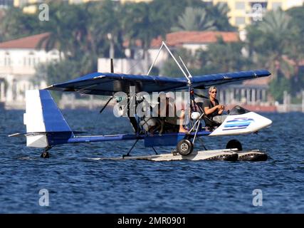 EXKLUSIV!! Popmusik-Superstar Enrique Iglesias geht mit einem Videoteam in die Wellen und in den Himmel, um seinen actiongeladenen Lebensstil in Miami zu Filmen. Iglesias ging mit seinem Boot ans Meer und stieg in ein paar Jetski-Touren, zog sein Hemd aus, um seine kräftige Figur zu zeigen. Enrique fuhr auch mit seinem deutschen Schäferhund Lucas auf dem Wassermotorrad. Zuvor stieg er in einem kleinen Wasserflugzeug in die Luft und flog über die Biscayne Bay mit einem Videofilmer, der vom Heck des Flugzeugs aus filmte. Iglesias schien sehr sicher zu sein, trug aber weder eine Schwimmweste noch seinen Hund. Miami Beach, Florida 6. September 2011 Stockfoto