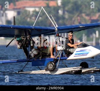 EXKLUSIV!! Popmusik-Superstar Enrique Iglesias geht mit einem Videoteam in die Wellen und in den Himmel, um seinen actiongeladenen Lebensstil in Miami zu Filmen. Iglesias ging mit seinem Boot ans Meer und stieg in ein paar Jetski-Touren, zog sein Hemd aus, um seine kräftige Figur zu zeigen. Enrique fuhr auch mit seinem deutschen Schäferhund Lucas auf dem Wassermotorrad. Zuvor stieg er in einem kleinen Wasserflugzeug in die Luft und flog über die Biscayne Bay mit einem Videofilmer, der vom Heck des Flugzeugs aus filmte. Iglesias schien sehr sicher zu sein, trug aber weder eine Schwimmweste noch seinen Hund. Miami Beach, Florida 6. September 2011 Stockfoto