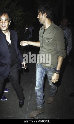 Enrique Iglesias begrüßt seine Fans, wenn er im Nachtclub My House ankommt, wo er mit Freunden ausgeht. Enrique sagte kürzlich, dass es gut läuft mit seiner langjährigen Freundin Anna Kournikova. Auf die Frage, ob er Hochzeitspläne hätte, antwortete er: „Ich habe immer versucht, die Dinge privat zu halten. Ich habe mir vor langer Zeit versprochen, dass ich, wenn ich jemals eine hochkarätige Beziehung eingehen sollte, versuchen würde, sie so privat wie möglich zu halten.“ Los Angeles, Kalifornien. 7/6/10. Stockfoto