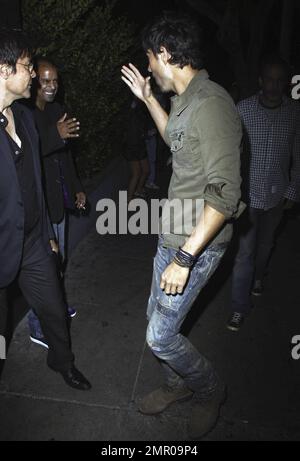 Enrique Iglesias begrüßt seine Fans, wenn er im Nachtclub My House ankommt, wo er mit Freunden ausgeht. Enrique sagte kürzlich, dass es gut läuft mit seiner langjährigen Freundin Anna Kournikova. Auf die Frage, ob er Hochzeitspläne hätte, antwortete er: „Ich habe immer versucht, die Dinge privat zu halten. Ich habe mir vor langer Zeit versprochen, dass ich, wenn ich jemals eine hochkarätige Beziehung eingehen sollte, versuchen würde, sie so privat wie möglich zu halten.“ Los Angeles, Kalifornien. 7/6/10. Stockfoto