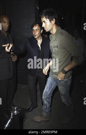 Enrique Iglesias begrüßt seine Fans, wenn er im Nachtclub My House ankommt, wo er mit Freunden ausgeht. Enrique sagte kürzlich, dass es gut läuft mit seiner langjährigen Freundin Anna Kournikova. Auf die Frage, ob er Hochzeitspläne hätte, antwortete er: „Ich habe immer versucht, die Dinge privat zu halten. Ich habe mir vor langer Zeit versprochen, dass ich, wenn ich jemals eine hochkarätige Beziehung eingehen sollte, versuchen würde, sie so privat wie möglich zu halten.“ Los Angeles, Kalifornien. 7/6/10. Stockfoto