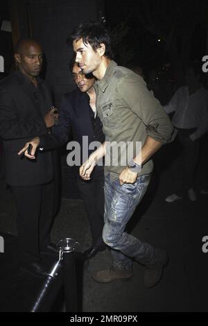 Enrique Iglesias begrüßt seine Fans, wenn er im Nachtclub My House ankommt, wo er mit Freunden ausgeht. Enrique sagte kürzlich, dass es gut läuft mit seiner langjährigen Freundin Anna Kournikova. Auf die Frage, ob er Hochzeitspläne hätte, antwortete er: „Ich habe immer versucht, die Dinge privat zu halten. Ich habe mir vor langer Zeit versprochen, dass ich, wenn ich jemals eine hochkarätige Beziehung eingehen sollte, versuchen würde, sie so privat wie möglich zu halten.“ Los Angeles, Kalifornien. 7/6/10. Stockfoto