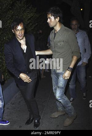 Enrique Iglesias begrüßt seine Fans, wenn er im Nachtclub My House ankommt, wo er mit Freunden ausgeht. Enrique sagte kürzlich, dass es gut läuft mit seiner langjährigen Freundin Anna Kournikova. Auf die Frage, ob er Hochzeitspläne hätte, antwortete er: „Ich habe immer versucht, die Dinge privat zu halten. Ich habe mir vor langer Zeit versprochen, dass ich, wenn ich jemals eine hochkarätige Beziehung eingehen sollte, versuchen würde, sie so privat wie möglich zu halten.“ Los Angeles, Kalifornien. 7/6/10. Stockfoto