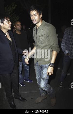 Enrique Iglesias begrüßt seine Fans, wenn er im Nachtclub My House ankommt, wo er mit Freunden ausgeht. Enrique sagte kürzlich, dass es gut läuft mit seiner langjährigen Freundin Anna Kournikova. Auf die Frage, ob er Hochzeitspläne hätte, antwortete er: „Ich habe immer versucht, die Dinge privat zu halten. Ich habe mir vor langer Zeit versprochen, dass ich, wenn ich jemals eine hochkarätige Beziehung eingehen sollte, versuchen würde, sie so privat wie möglich zu halten.“ Los Angeles, Kalifornien. 7/6/10. . Stockfoto