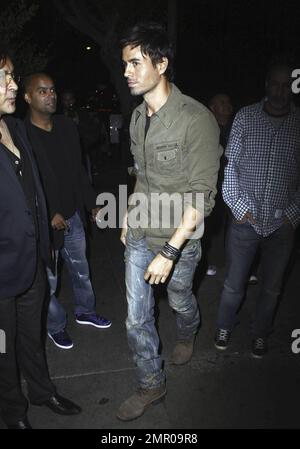 Enrique Iglesias begrüßt seine Fans, wenn er im Nachtclub My House ankommt, wo er mit Freunden ausgeht. Enrique sagte kürzlich, dass es gut läuft mit seiner langjährigen Freundin Anna Kournikova. Auf die Frage, ob er Hochzeitspläne hätte, antwortete er: „Ich habe immer versucht, die Dinge privat zu halten. Ich habe mir vor langer Zeit versprochen, dass ich, wenn ich jemals eine hochkarätige Beziehung eingehen sollte, versuchen würde, sie so privat wie möglich zu halten.“ Los Angeles, Kalifornien. 7/6/10. . Stockfoto