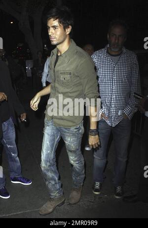 Enrique Iglesias begrüßt seine Fans, wenn er im Nachtclub My House ankommt, wo er mit Freunden ausgeht. Enrique sagte kürzlich, dass es gut läuft mit seiner langjährigen Freundin Anna Kournikova. Auf die Frage, ob er Hochzeitspläne hätte, antwortete er: „Ich habe immer versucht, die Dinge privat zu halten. Ich habe mir vor langer Zeit versprochen, dass ich, wenn ich jemals eine hochkarätige Beziehung eingehen sollte, versuchen würde, sie so privat wie möglich zu halten.“ Los Angeles, Kalifornien. 7/6/10. . Stockfoto