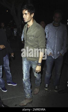 Enrique Iglesias begrüßt seine Fans, wenn er im Nachtclub My House ankommt, wo er mit Freunden ausgeht. Enrique sagte kürzlich, dass es gut läuft mit seiner langjährigen Freundin Anna Kournikova. Auf die Frage, ob er Hochzeitspläne hätte, antwortete er: „Ich habe immer versucht, die Dinge privat zu halten. Ich habe mir vor langer Zeit versprochen, dass ich, wenn ich jemals eine hochkarätige Beziehung eingehen sollte, versuchen würde, sie so privat wie möglich zu halten.“ Los Angeles, Kalifornien. 7/6/10. . Stockfoto