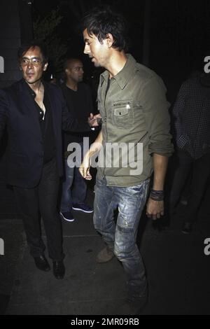 Enrique Iglesias begrüßt seine Fans, wenn er im Nachtclub My House ankommt, wo er mit Freunden ausgeht. Enrique sagte kürzlich, dass es gut läuft mit seiner langjährigen Freundin Anna Kournikova. Auf die Frage, ob er Hochzeitspläne hätte, antwortete er: „Ich habe immer versucht, die Dinge privat zu halten. Ich habe mir vor langer Zeit versprochen, dass ich, wenn ich jemals eine hochkarätige Beziehung eingehen sollte, versuchen würde, sie so privat wie möglich zu halten.“ Los Angeles, Kalifornien. 7/6/10. . Stockfoto
