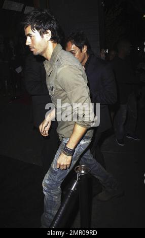 Enrique Iglesias begrüßt seine Fans, wenn er im Nachtclub My House ankommt, wo er mit Freunden ausgeht. Enrique sagte kürzlich, dass es gut läuft mit seiner langjährigen Freundin Anna Kournikova. Auf die Frage, ob er Hochzeitspläne hätte, antwortete er: „Ich habe immer versucht, die Dinge privat zu halten. Ich habe mir vor langer Zeit versprochen, dass ich, wenn ich jemals eine hochkarätige Beziehung eingehen sollte, versuchen würde, sie so privat wie möglich zu halten.“ Los Angeles, Kalifornien. 7/6/10. . Stockfoto