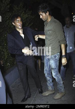 Enrique Iglesias begrüßt seine Fans, wenn er im Nachtclub My House ankommt, wo er mit Freunden ausgeht. Enrique sagte kürzlich, dass es gut läuft mit seiner langjährigen Freundin Anna Kournikova. Auf die Frage, ob er Hochzeitspläne hätte, antwortete er: „Ich habe immer versucht, die Dinge privat zu halten. Ich habe mir vor langer Zeit versprochen, dass ich, wenn ich jemals eine hochkarätige Beziehung eingehen sollte, versuchen würde, sie so privat wie möglich zu halten.“ Los Angeles, Kalifornien. 7/6/10. . Stockfoto