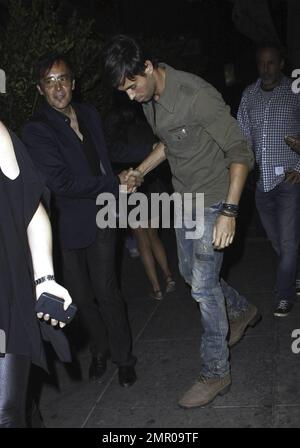 Enrique Iglesias begrüßt seine Fans, wenn er im Nachtclub My House ankommt, wo er mit Freunden ausgeht. Enrique sagte kürzlich, dass es gut läuft mit seiner langjährigen Freundin Anna Kournikova. Auf die Frage, ob er Hochzeitspläne hätte, antwortete er: „Ich habe immer versucht, die Dinge privat zu halten. Ich habe mir vor langer Zeit versprochen, dass ich, wenn ich jemals eine hochkarätige Beziehung eingehen sollte, versuchen würde, sie so privat wie möglich zu halten.“ Los Angeles, Kalifornien. 7/6/10. . Stockfoto