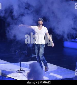 EXKLUSIV!! Enrique Iglesias tritt live in der American Airlines Arena auf seiner Weltreise mit Jennifer Lopez auf. Anna Kournikova, die langjährige Freundin des lateinischen Herzens, war im Publikum und genoss die Show. Mit einem Gesamtumsatz von fast 125 Millionen Alben sind Enrique Iglesias und Jennifer Lopez mehr als nur Superstars. Sie gehören heute zu den dominantesten Musikwerken, die unzählige Hits, ausverkaufte Touren und Auszeichnungen aus der ganzen Welt hervorbringen. Jeder Künstler ist bekannt für seine spektakulären und fesselnden Bühnenshows und hat seinen Fans das ultimative Sommerkonzert-Erlebnis geboten. Miam Stockfoto