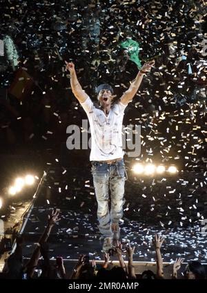 EXKLUSIV!! Enrique Iglesias tritt live in der American Airlines Arena auf seiner Weltreise mit Jennifer Lopez auf. Anna Kournikova, die langjährige Freundin des lateinischen Herzens, war im Publikum und genoss die Show. Mit einem Gesamtumsatz von fast 125 Millionen Alben sind Enrique Iglesias und Jennifer Lopez mehr als nur Superstars. Sie gehören heute zu den dominantesten Musikwerken, die unzählige Hits, ausverkaufte Touren und Auszeichnungen aus der ganzen Welt hervorbringen. Jeder Künstler ist bekannt für seine spektakulären und fesselnden Bühnenshows und hat seinen Fans das ultimative Sommerkonzert-Erlebnis geboten. Miam Stockfoto