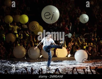 EXKLUSIV!! Enrique Iglesias tritt live in der American Airlines Arena auf seiner Weltreise mit Jennifer Lopez auf. Anna Kournikova, die langjährige Freundin des lateinischen Herzens, war im Publikum und genoss die Show. Mit einem Gesamtumsatz von fast 125 Millionen Alben sind Enrique Iglesias und Jennifer Lopez mehr als nur Superstars. Sie gehören heute zu den dominantesten Musikwerken, die unzählige Hits, ausverkaufte Touren und Auszeichnungen aus der ganzen Welt hervorbringen. Jeder Künstler ist bekannt für seine spektakulären und fesselnden Bühnenshows und hat seinen Fans das ultimative Sommerkonzert-Erlebnis geboten. Miam Stockfoto