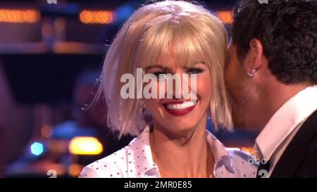 ESPN-Fernsehveranstalter Erin Andrews tanzt den Jive live mit Partner Maksim Chmerkovskiy am Filmabend während der zehnten Staffel von „Dancing with the Stars“ auf ABC. Los Angeles, Kalifornien. 4/19/10. Stockfoto