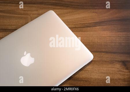 Weißrussland, Region Minsk - 17. März 2020: Weißes Apple Firmenlogo auf dem Tisch Holztisch mit leerem Design-Hintergrund. Stockfoto