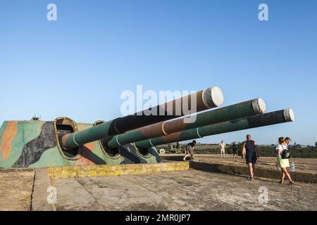 Sewastopol, Krim - 7. August 2020: Touristen gehen in die Nähe der dreifachen Waffe der gepanzerten Batterie 30, der sowjetischen Militäreinheit, die im Defe wichtig war Stockfoto