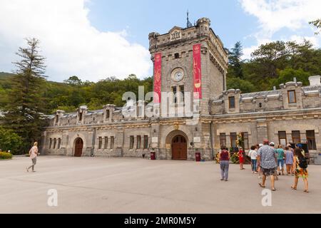 Massandra, Krim - 11. August 2020: Touristen besuchen das Weingut Massandra. Das Weingut wurde 1894 von Knyaz Lev Golitsyn unter der Schirmherrschaft des Zaren gegründet Stockfoto