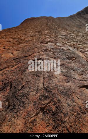 455 Risse, Spalten und Spalten auf der rauen Oberfläche des Uluru-Ayers Rock, von der südöstlichen Seite der Basis aus gesehen. NT-Australien. Stockfoto