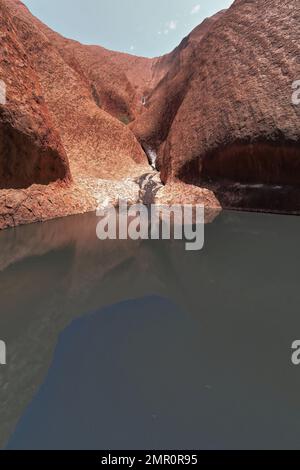 459 Uhr Mutitjulu Wasserloch am Ende des Kuniya-Abschnitts der Basis Spaziergang um den Uluru-Ayers Rock. NT-Australien. Stockfoto