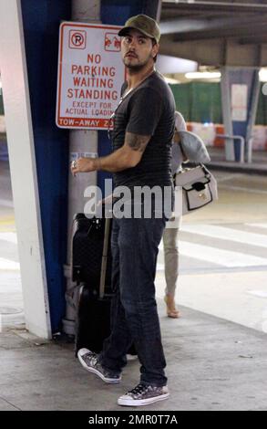 EXKLUSIV!! Eva Longoria, der Star von "Desperate Housewives", trifft mit ihrem Freund Eduardo Cruz am Miami International Airport ein. Die beiden zogen ihr Gepäck entlang und standen auseinander, während sie auf ihr Auto warteten. Miami, Florida 5/9/11. Stockfoto