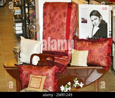 Eva Mendes trifft sich mit Kunden und signiert bei der Einführung von Vida, ihrer dcor-Hausmarke in der MacyÕs Dadeland Mall in Miami, Florida, Autogramme. 9/20/08 Stockfoto